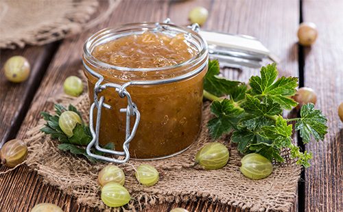 Варенье из крыжовника в банке