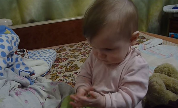 Ребенок играет в ладушки