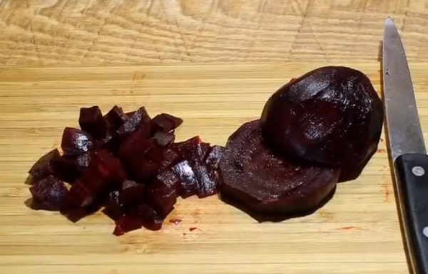 Свекла, нарезанная кубиками