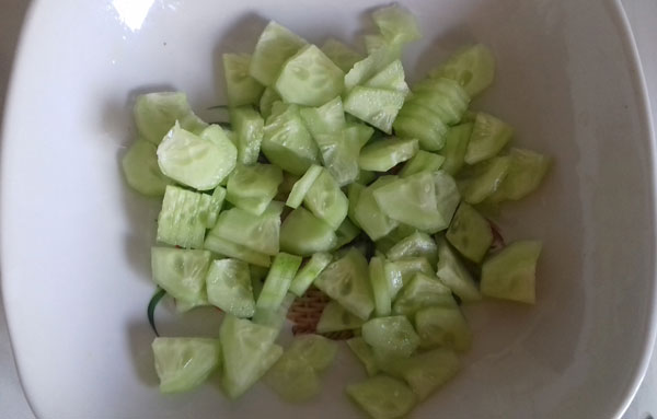 Огурец, нарезанный маленькими кусочками