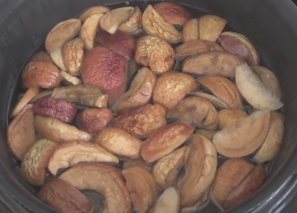 Готовый компот из сушенных яблок
