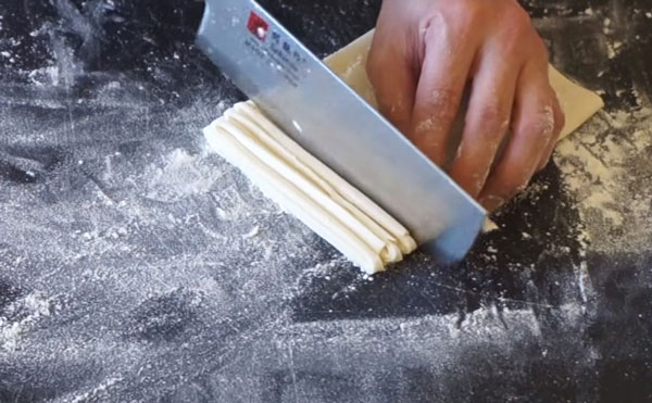 Нарезание теста полосками