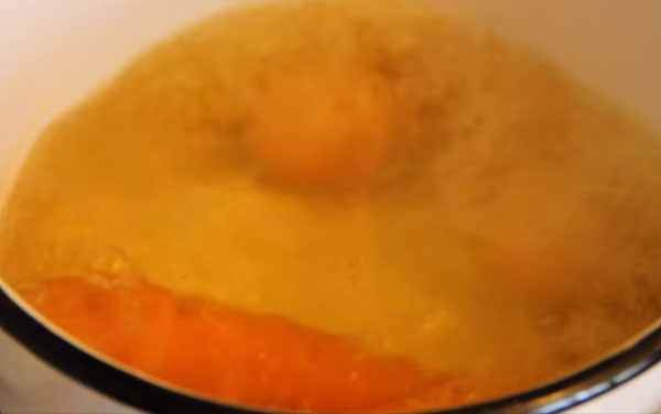 Кастрюля с морковью и яйцами