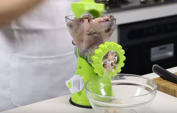 Мясо перемалывают