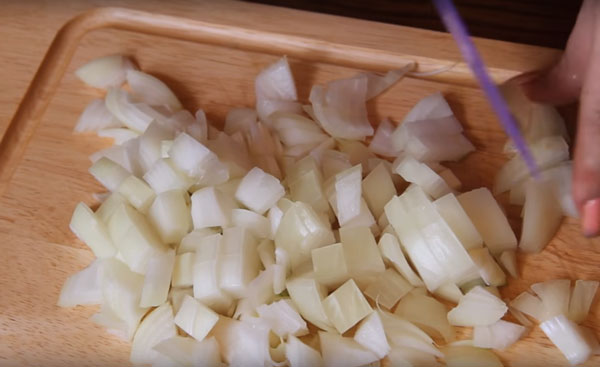 Лук, нарезанный кубиками