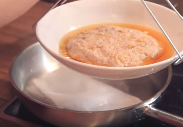 Паровое суфле снимают с кастрюли