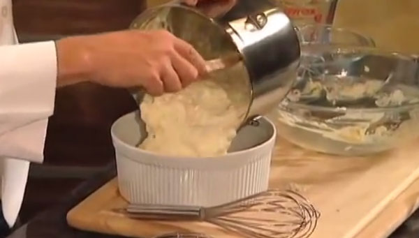 Мясную массу переливают в форму