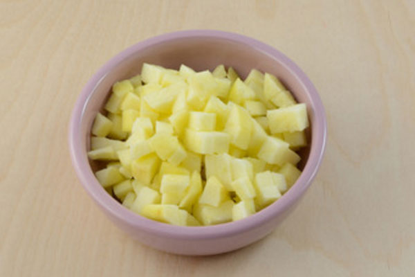 Яблоко, нарезанное кубиками