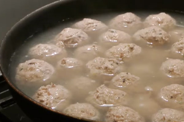 Практически сваренные куриные фрикадельки
