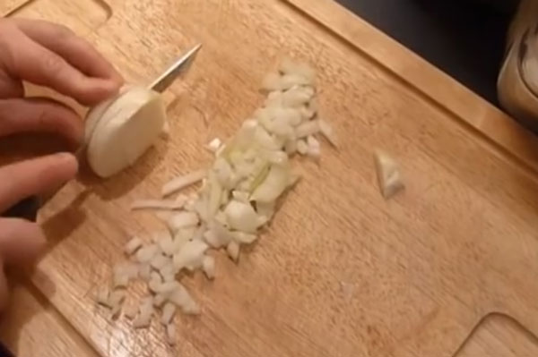 Лук, нарезанный кубиками