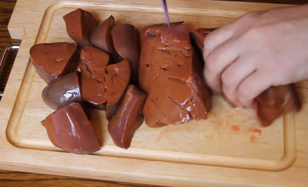 Печень нарезают кусочками